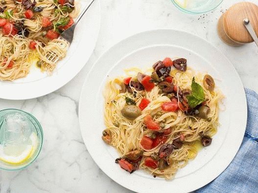 Foto macarrão mediterrâneo de verão com molho cru