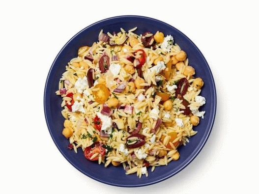 Foto salada mediterrânea com pasta de orzo