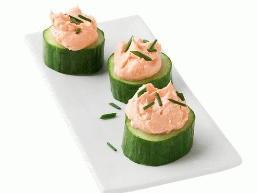 Foto copos de pepino com creme de salmão defumado