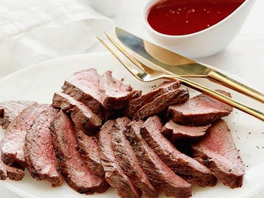 Foto bife plano com molho de vinho tinto