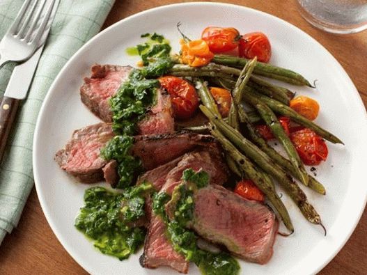Foto Bife e feijão verde com tomate grelhado e molho chimichurri