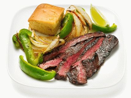 Foto Bife com crosta de café e legumes
