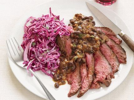 Bife de flanco de carne com salada de repolho e feijão