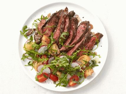 Foto de bife com salada de rúcula