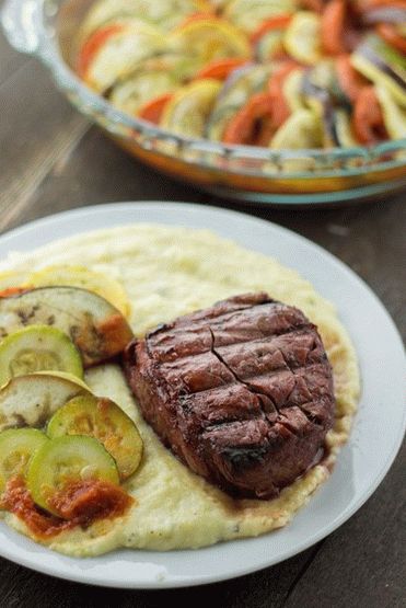 Foto bife do lombo de vaca com acompanhamento de polenta com queijo azul