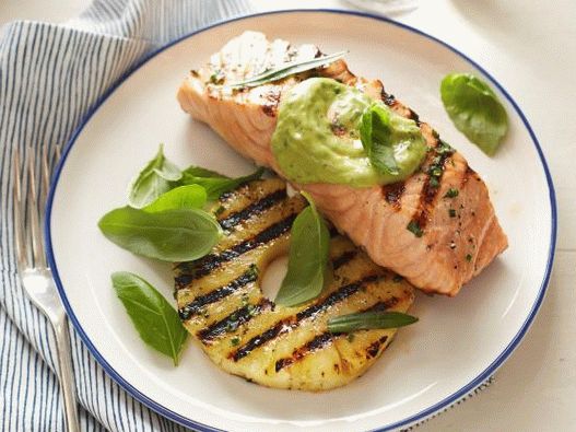Foto filé de salmão com molho de abacaxi e guacamole