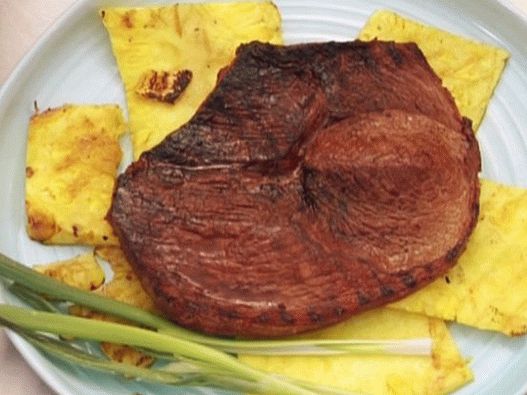 Foto Bife grelhado marinado em molho teriyaki com abacaxi