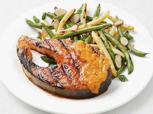 Foto de bifes de salmão grelhado com feijão de verão