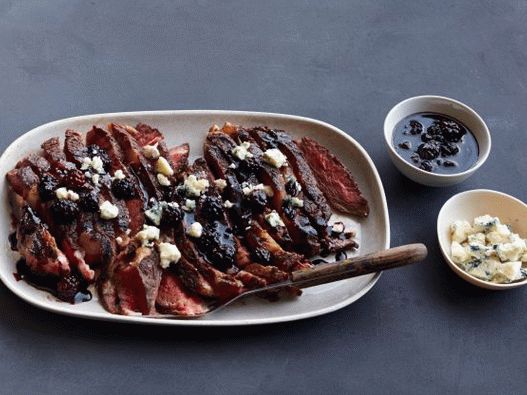 Foto bifes Ribeye com molho de vinho e frutas vermelhas e queijo azul