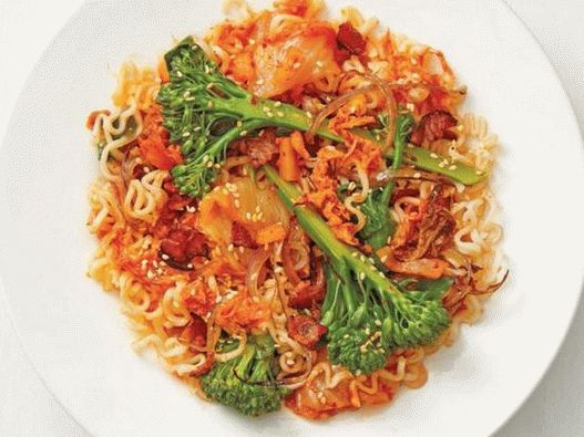 Foto de macarrão salteado com bacon e kimchi