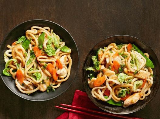 Foto de boi com macarrão udon, frango e legumes
