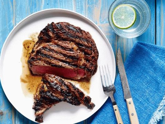 Foto de bifes Striploin em carvão
