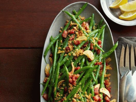 Foto feijão verde frito com pancetta
