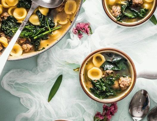 Material fotográfico com carne picada e rapini