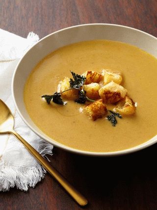 Foto de sopa de castanha com salsa frita