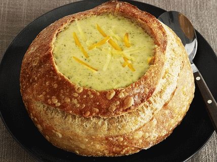 Sopa de fotos com brócolis e queijo cheddar no pão