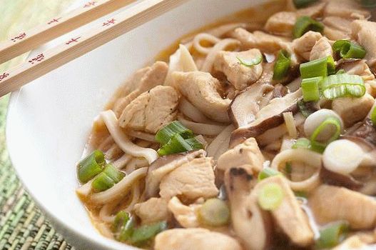 Sopa de macarrão com foto Udon com frango e cebola verde (Tori Nanba Udon)