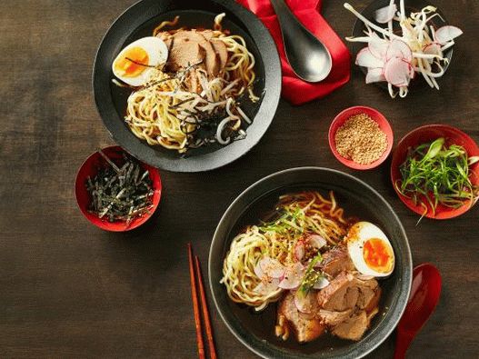 Foto sopa de ramen com carne de porco estufada