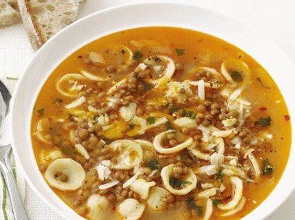Sopa de fotos com lentilhas e macarrão orecchiette