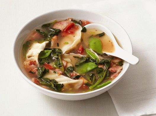Sopa de fotos com bolinhos, bacon e ervilhas