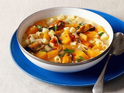 Sopa de fotos com abóbora, mexilhões e macarrão