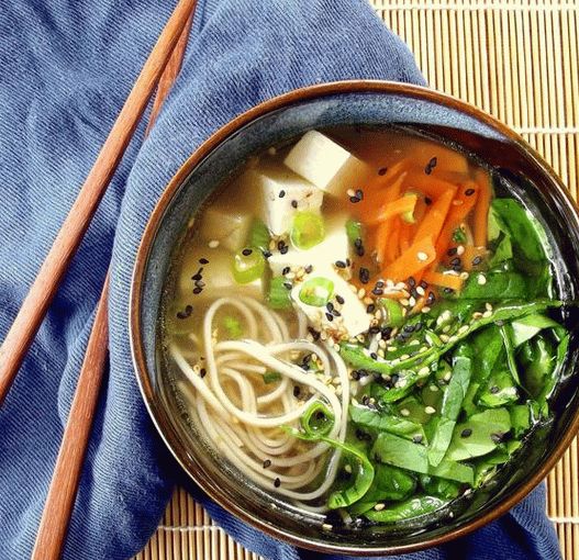 Sopa de fotos com macarrão de espinafre, tofu e soba