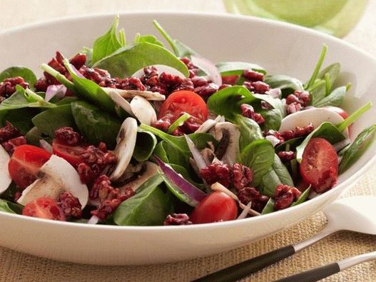 Foto salada de espinafre super saudável com nozes em esmalte de romã