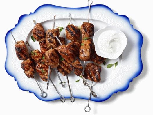 Foto de Suvlaki da perna de um cordeiro