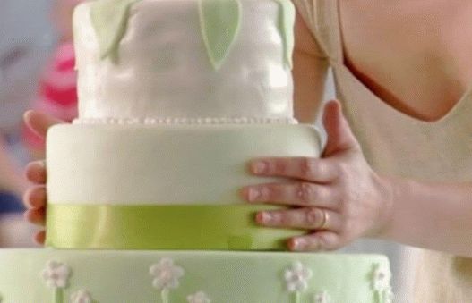 Bolo de casamento com chocolate branco e frutas