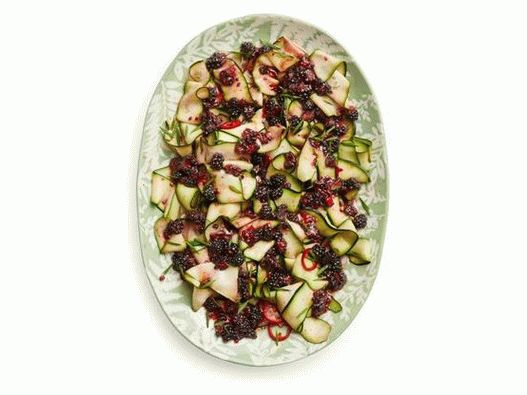 Foto salada de abobrinha fresca com amora