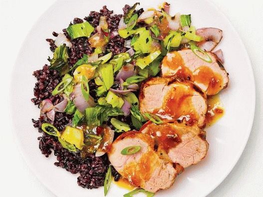 Foto Lombinho de porco grelhado com arroz preto