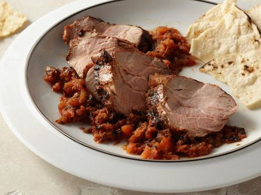 Lombinho de porco grelhado com tomate assado e molho de jalapeno
