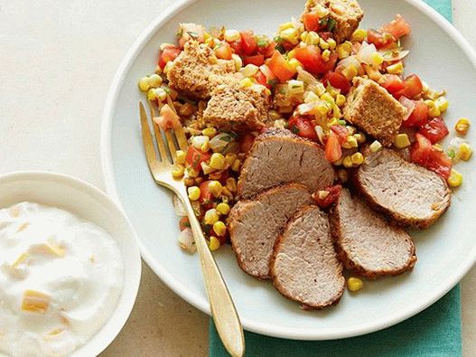 Foto Lombinho de porco com salada de panzanella com milho