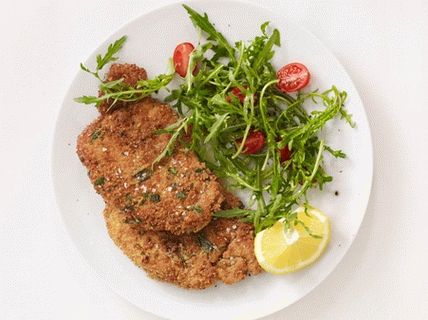 Foto costeletas de porco milanesas
