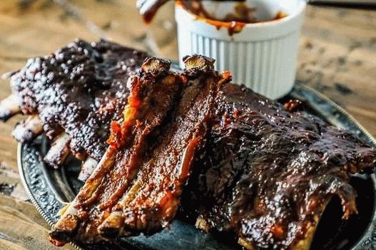 Foto costelas de porco para churrasco em molho picante