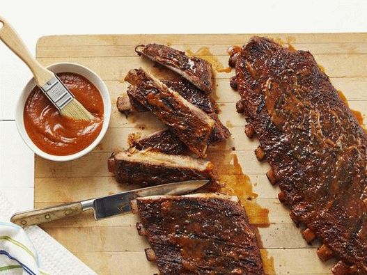 Foto costelas de porco estilo St. Louis com molho barbecue de gengibre e soja