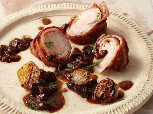 Foto Carne de porco envolto em bacon com molho de cereja