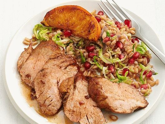 Foto carne de porco em esmalte cítrico com grãos farro