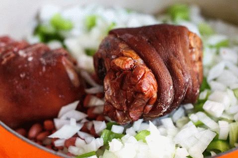Foto presunto de porco estufado em estilo cubano com feijão