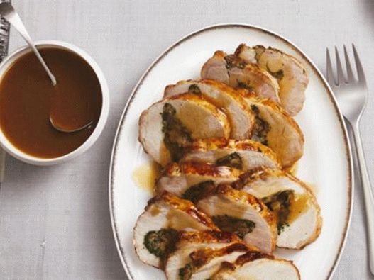 Foto rolo de carne de porco com recheio de cogumelos