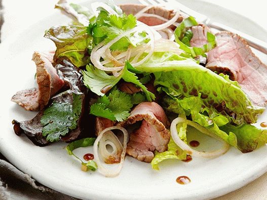 Foto Salada tailandesa com carne grelhada