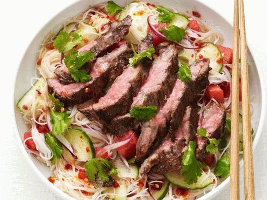 Foto salada de macarrão tailandês com carne