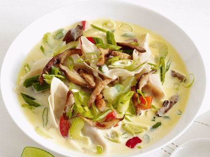 Foto sopa tailandesa com bolinhos