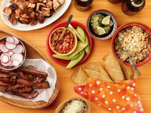 Foto de um bar de taco grelhado com frango e bife em esmalte laranja