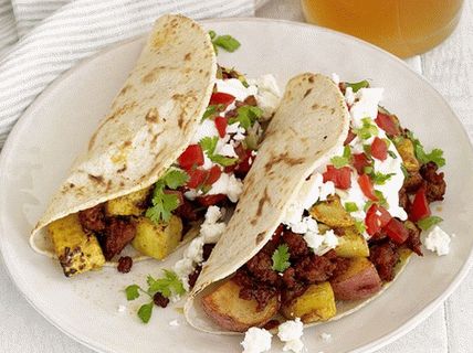 Foto de tacos com batatas, chouriço e abobrinha amarela