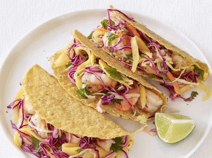Foto de Tacos com camarão e salada de repolho