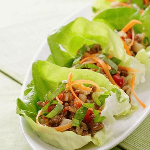 Foto de tacos com tomate em alface