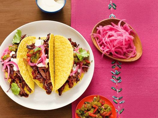 Foto de tacos com costela cozida no porto com três tipos de pimenta