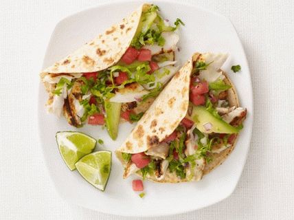 Foto de tacos com molho de peixe e melancia