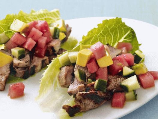 Foto de Tacos com carne de porco e melancia na alface